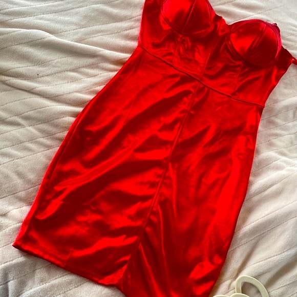Red Dress - Picture 4 of 4
